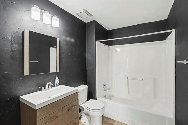 4803 NW Pennington Lane, Blue Springs, MO 64015