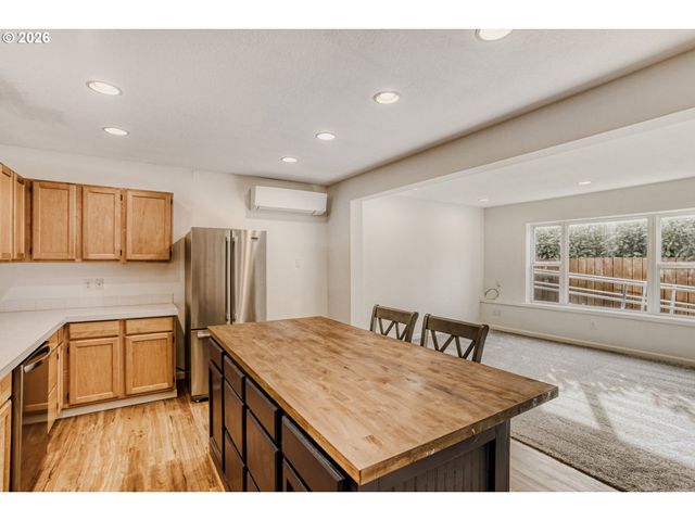 700 BARTON Ave, Gladstone, OR 97027