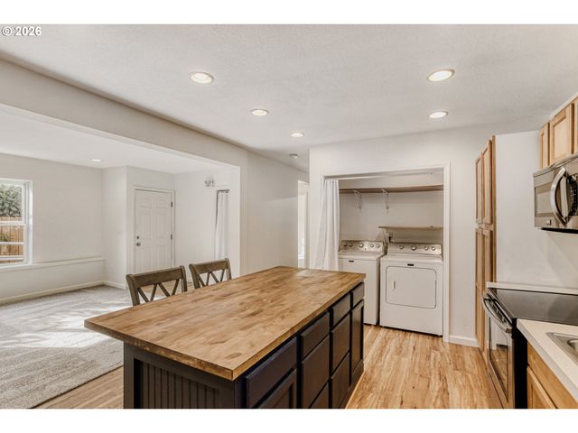 700 BARTON Ave, Gladstone, OR 97027