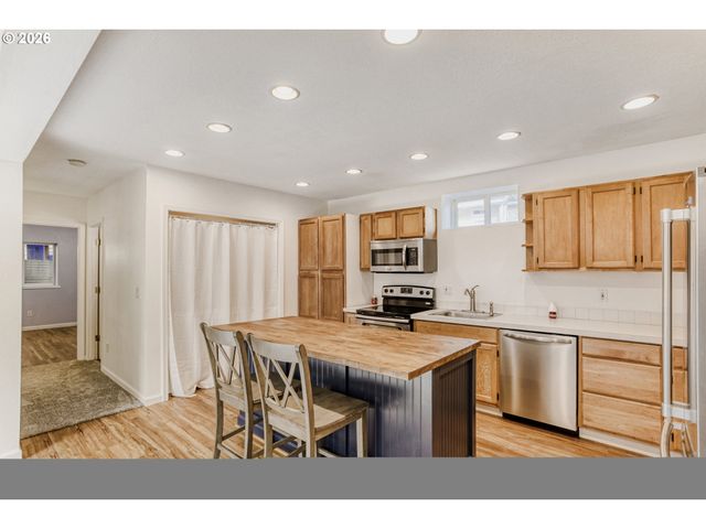 700 BARTON Ave, Gladstone, OR 97027