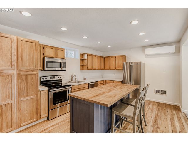 700 BARTON Ave, Gladstone, OR 97027