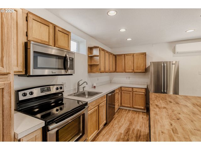 700 BARTON Ave, Gladstone, OR 97027