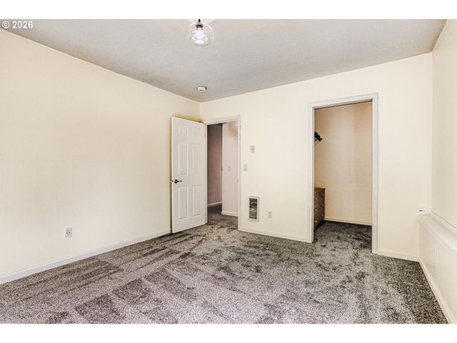 700 BARTON Ave, Gladstone, OR 97027