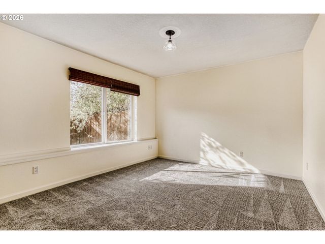 700 BARTON Ave, Gladstone, OR 97027