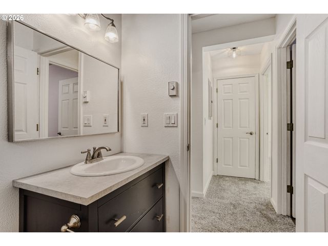 700 BARTON Ave, Gladstone, OR 97027