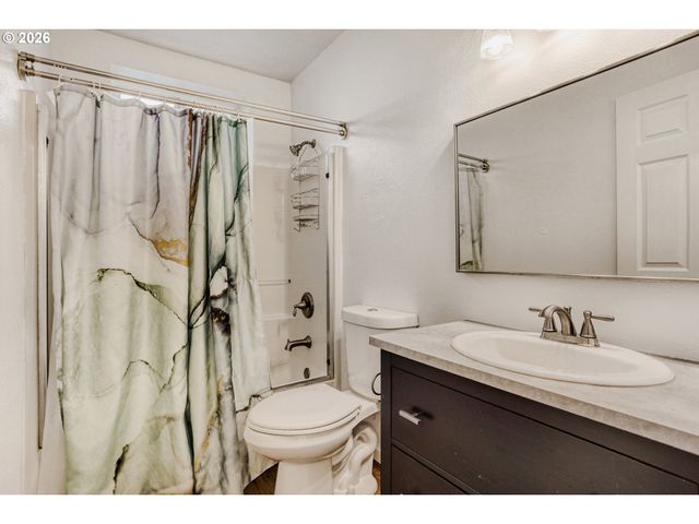 700 BARTON Ave, Gladstone, OR 97027