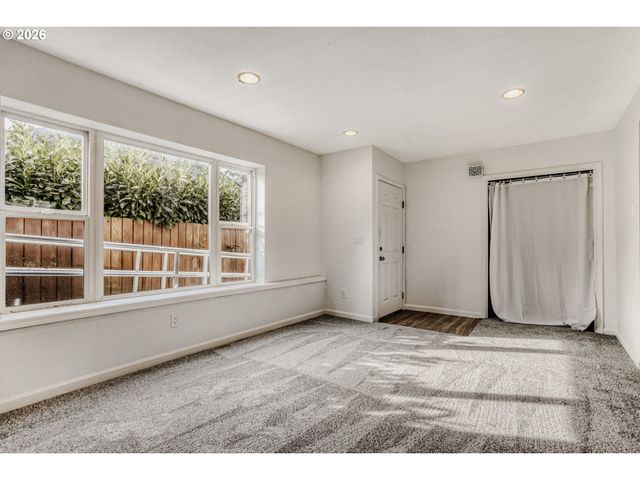 700 BARTON Ave, Gladstone, OR 97027