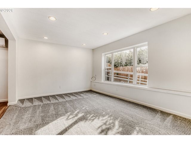 700 BARTON Ave, Gladstone, OR 97027