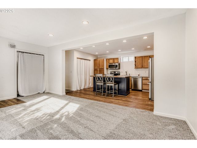 700 BARTON Ave, Gladstone, OR 97027