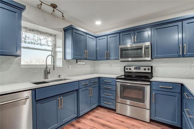 1901 SW OSAGE Drive, Oak Grove, MO 64075