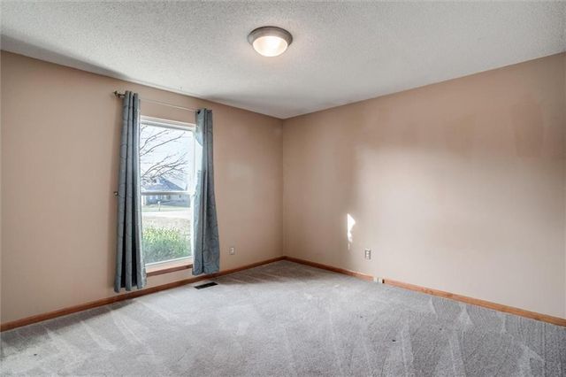 1901 SW OSAGE Drive, Oak Grove, MO 64075