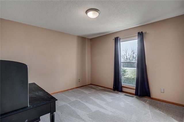 1901 SW OSAGE Drive, Oak Grove, MO 64075