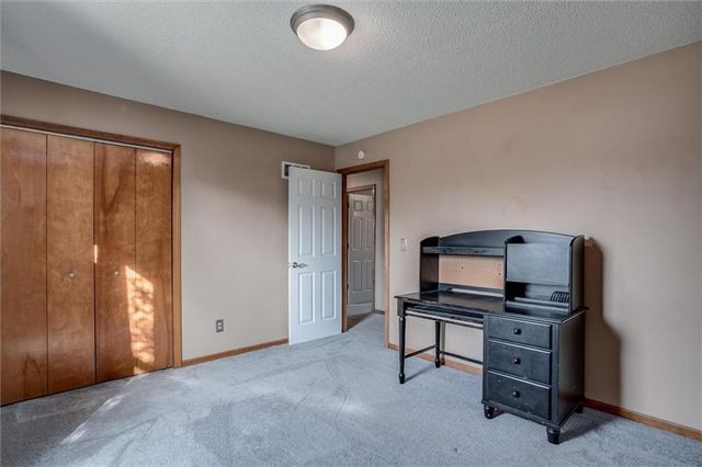 1901 SW OSAGE Drive, Oak Grove, MO 64075