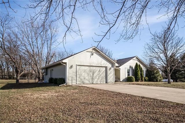1901 SW OSAGE Drive, Oak Grove, MO 64075