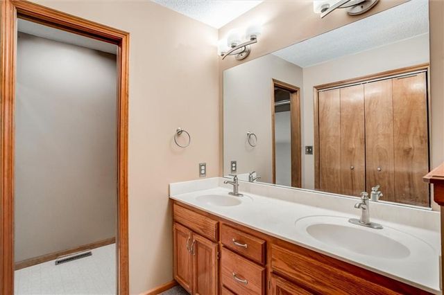 1901 SW OSAGE Drive, Oak Grove, MO 64075