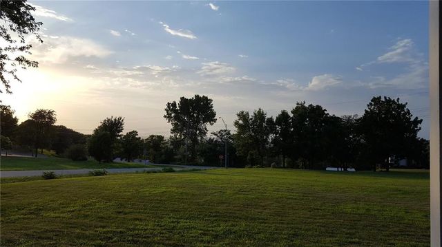 1901 SW OSAGE Drive, Oak Grove, MO 64075