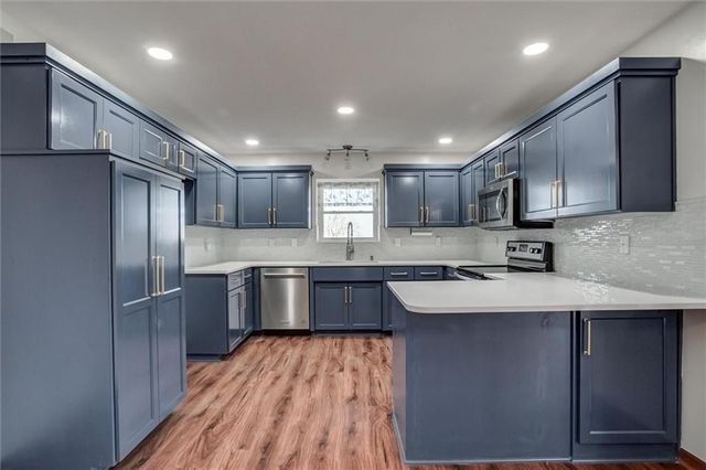 1901 SW OSAGE Drive, Oak Grove, MO 64075