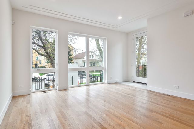 4938 W Medill Avenue, Chicago, IL 60639