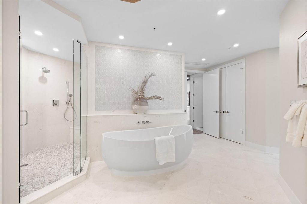 Image 39 of property listing at 415 L AMBIANCE DRIVE A701, Longboat Key, FL 34228