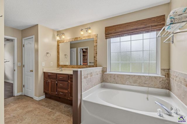 205 Autumn Woods Drive, Warner Robins, GA 31088