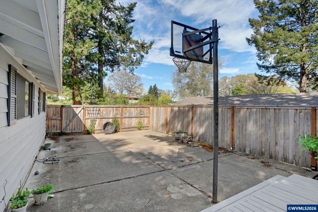 1525 NW Woodland Dr, Corvallis, OR 97330