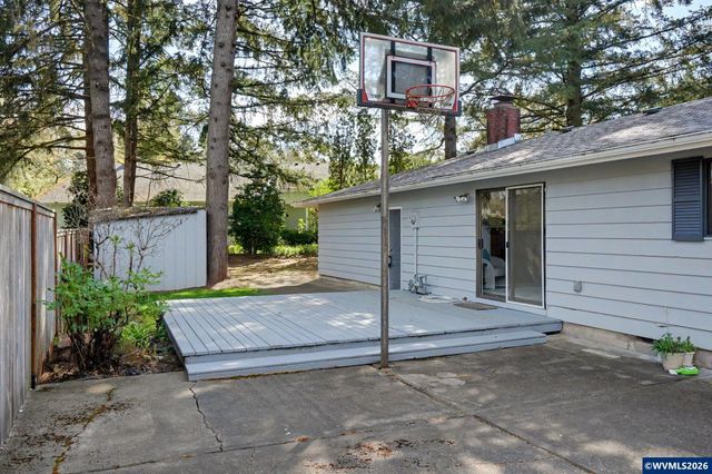 1525 NW Woodland Dr, Corvallis, OR 97330