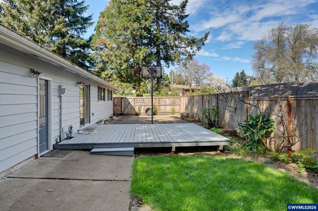 1525 NW Woodland Dr, Corvallis, OR 97330