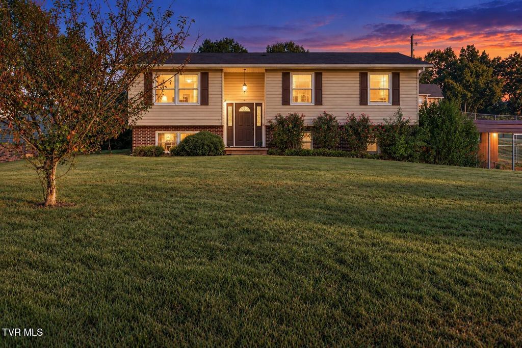 466 Old Hickory Circle, Mount Carmel, TN 37645