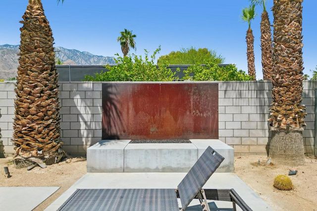 465 E Desert Holly Circle, Palm Springs, CA 92262