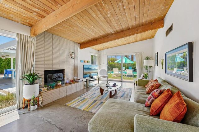 465 E Desert Holly Circle, Palm Springs, CA 92262