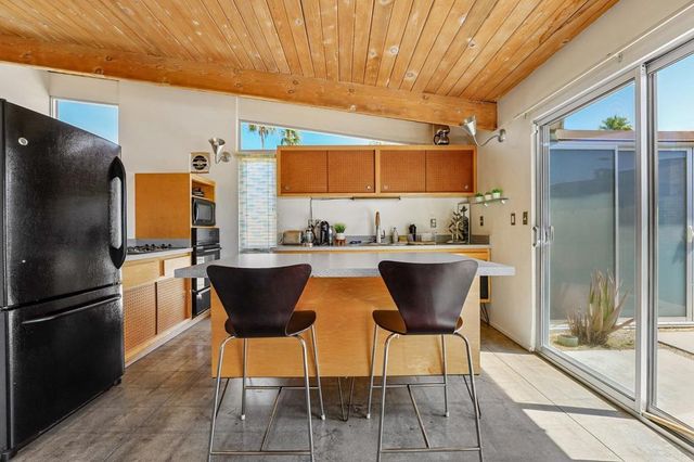 465 E Desert Holly Circle, Palm Springs, CA 92262
