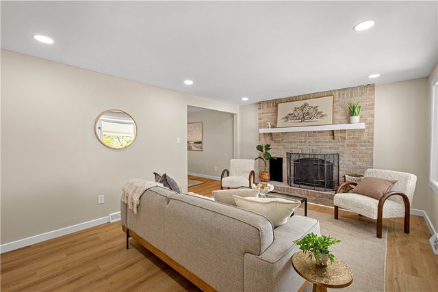 175 Parkedge Rd, Green Tree, PA 15220