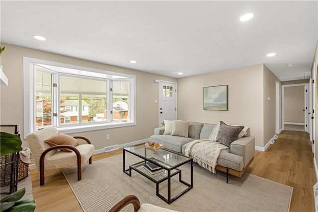 175 Parkedge Rd, Green Tree, PA 15220