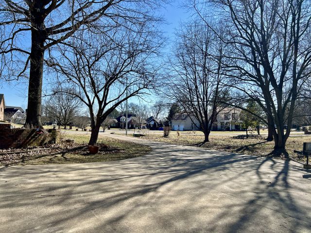 1102 Woodmont Cir, Franklin, KY 42134