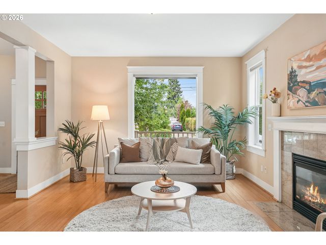 3262 Ne ROSA PARKS Way, Portland, OR 97211