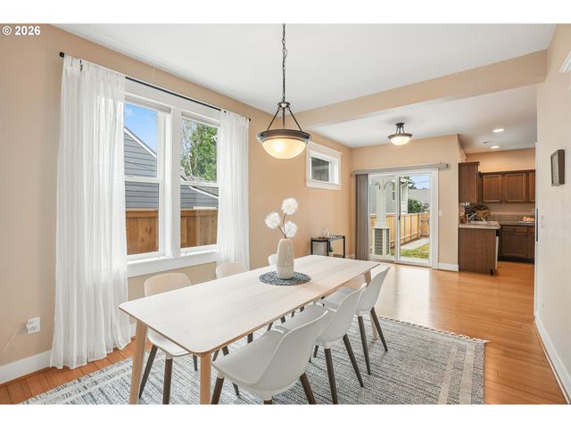 3262 Ne ROSA PARKS Way, Portland, OR 97211