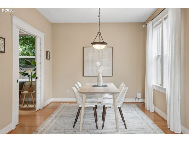 3262 Ne ROSA PARKS Way, Portland, OR 97211
