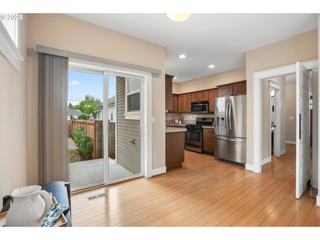 3262 Ne ROSA PARKS Way, Portland, OR 97211