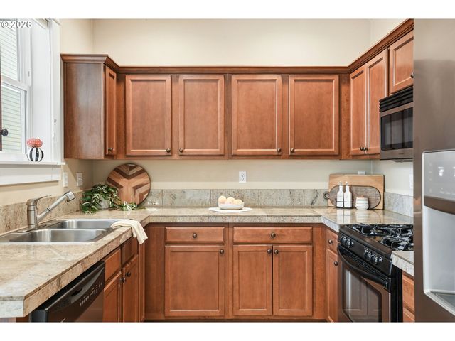 3262 Ne ROSA PARKS Way, Portland, OR 97211