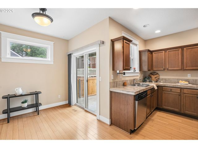 3262 Ne ROSA PARKS Way, Portland, OR 97211