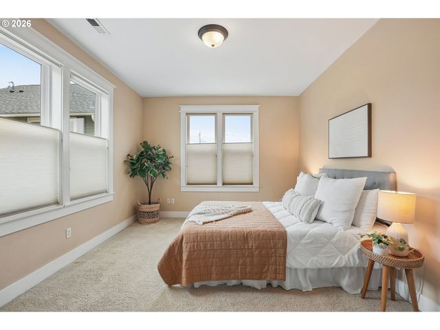 3262 Ne ROSA PARKS Way, Portland, OR 97211