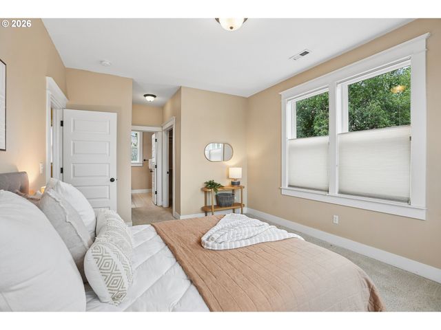 3262 Ne ROSA PARKS Way, Portland, OR 97211