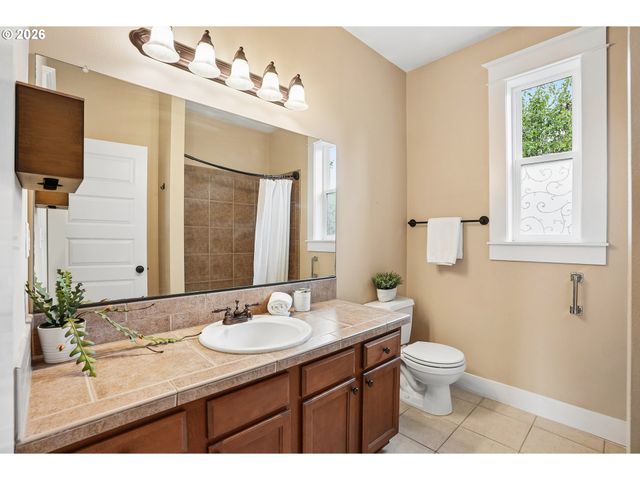3262 Ne ROSA PARKS Way, Portland, OR 97211