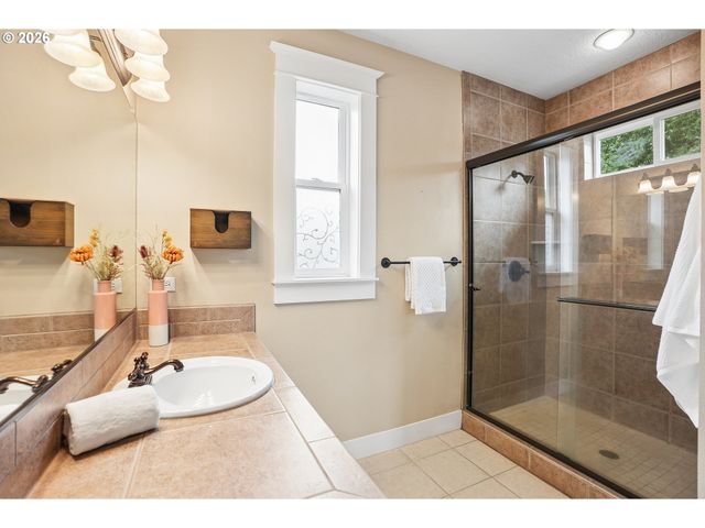 3262 Ne ROSA PARKS Way, Portland, OR 97211