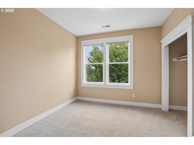 3262 Ne ROSA PARKS Way, Portland, OR 97211