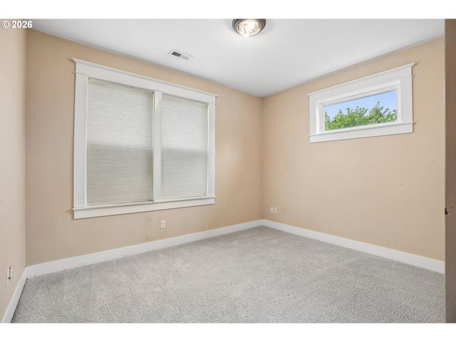 3262 Ne ROSA PARKS Way, Portland, OR 97211