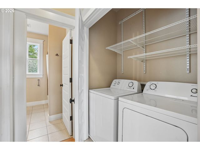 3262 Ne ROSA PARKS Way, Portland, OR 97211