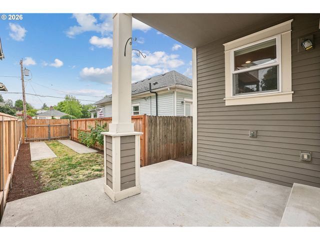 3262 Ne ROSA PARKS Way, Portland, OR 97211