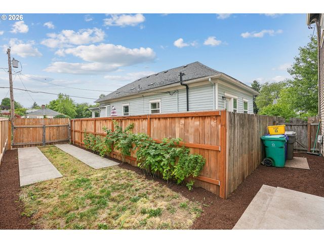 3262 Ne ROSA PARKS Way, Portland, OR 97211
