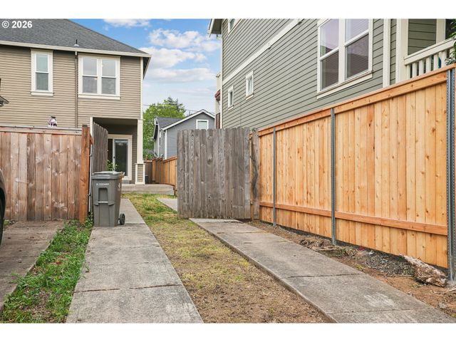3262 Ne ROSA PARKS Way, Portland, OR 97211
